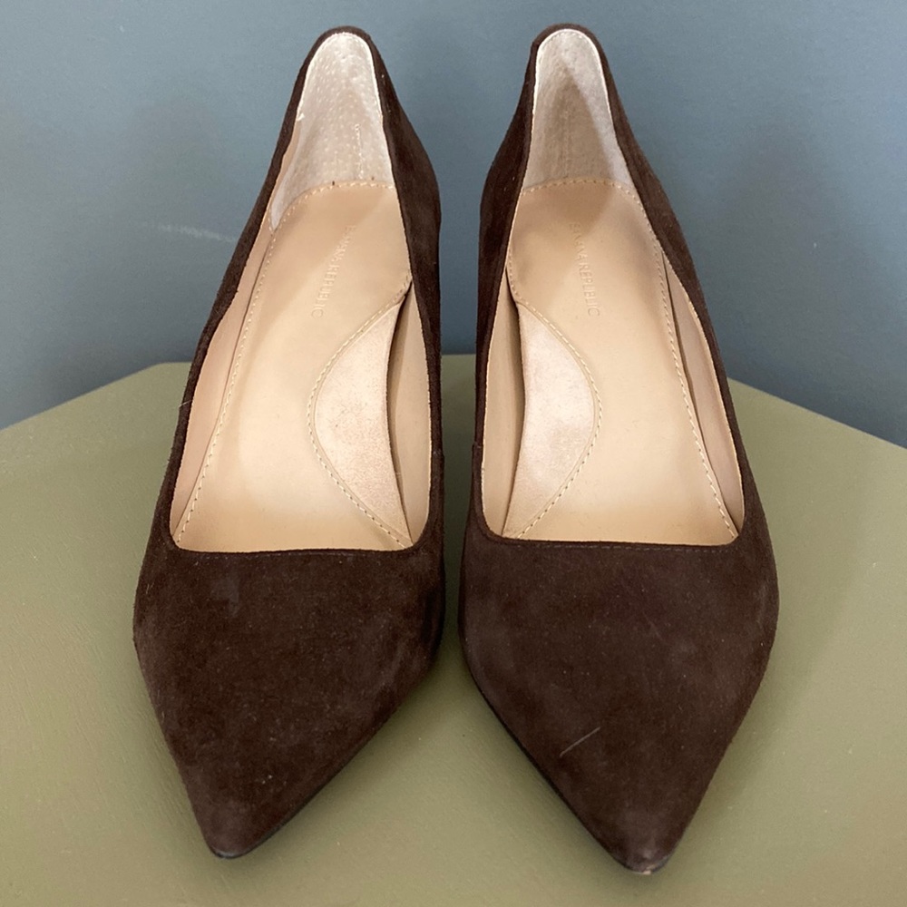 Banana Republic Madison 12-hr brown suede pumps